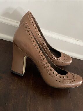 B Makowsky Block Heel Pumps Size 7.5 Sage Rounded Toe Retro Brouge  Capsule